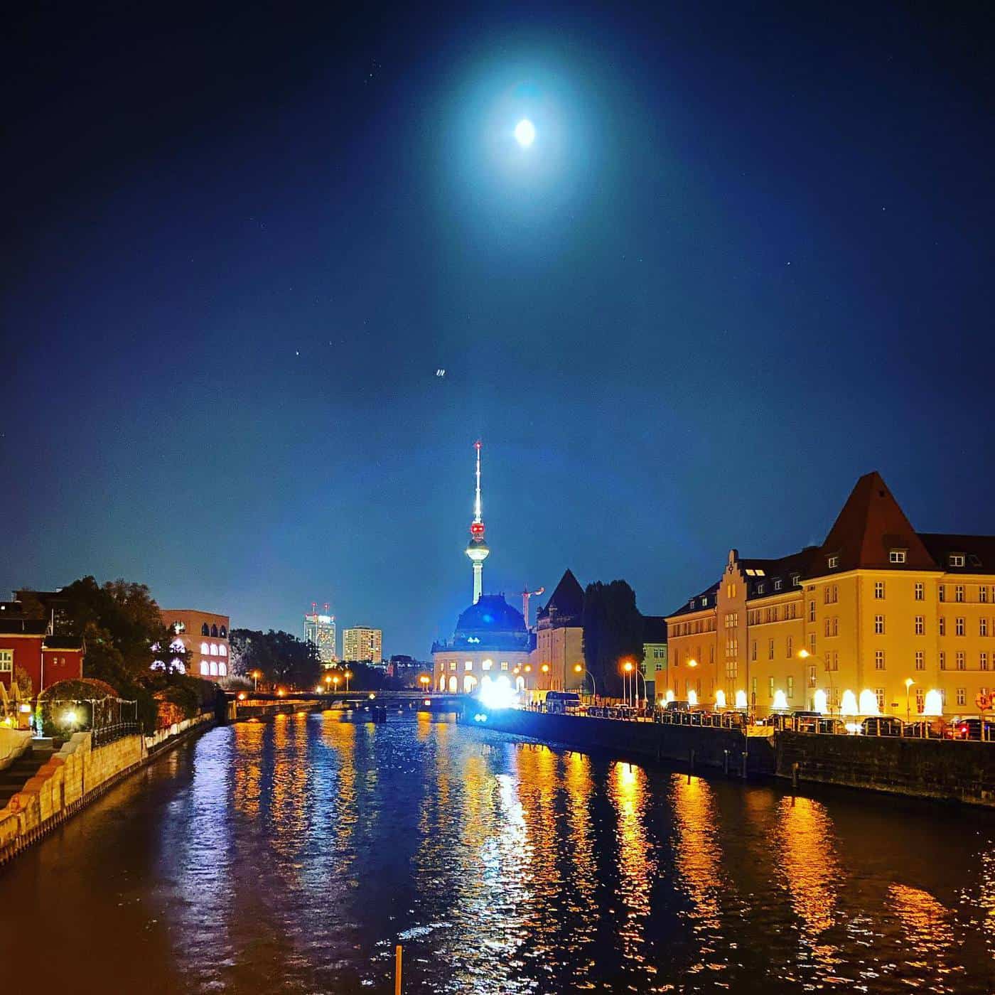 Full #Moon over #Berlin - Berliner #vollmondnacht  #visitberlin #visitgermany #berlincity #berlin🇩🇪
